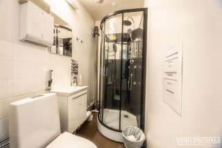 Хостелы Vanha Postitalo Варкаус Двухместный номер с 1 кроватью или 2 отдельными кроватями, общая ванная комната-1